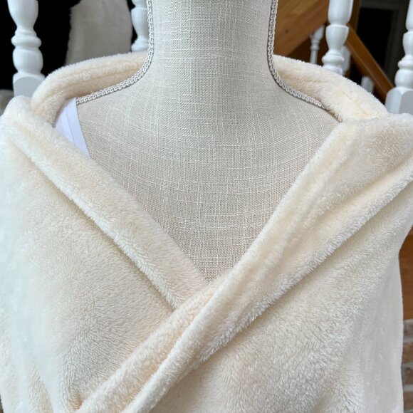 LAST CHANCE!  Soft & Snuggly Pearl White Shawl/Cape - Picture 3 of 6